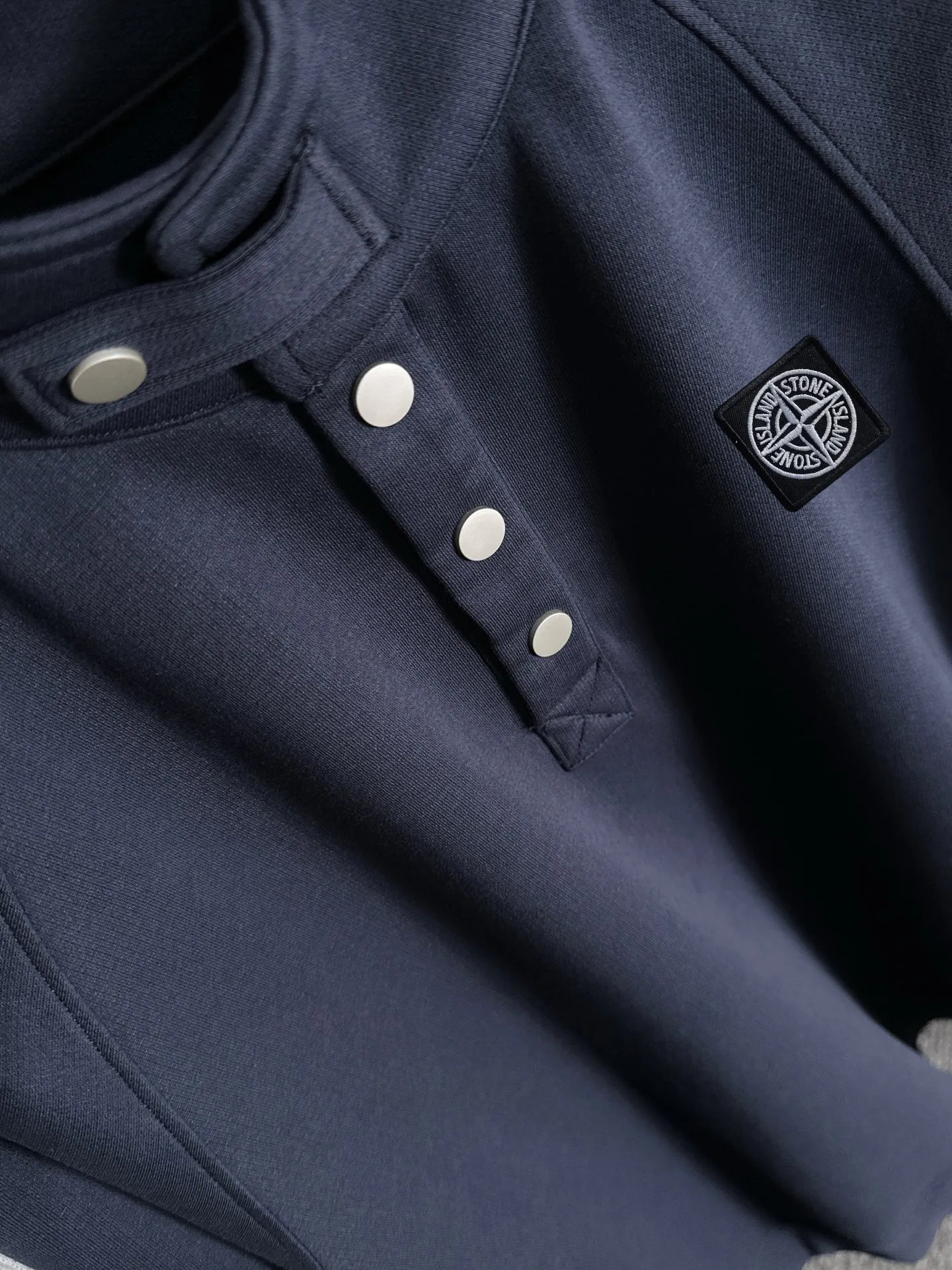 P360 Shitou Daojia's first release of 25ss autumn and winter new lapel sweatshirt long-sleeved men and women. Many celebrities share the same style. Craftsmanship that ordinary small workshops cannot copy. We are not afraid of any challenges in terms of materials, detail restoration and craftsmanship, just to provide you with wonderful products. Compare the top original versions at will. No expense is spared just to do better. Unique imported fabric feel. Purely imported German machine production. Precision operation. Thousands of needles density. Full set of new accessories with three standards for simultaneous customization. The upper body is versatile and fashionable. A perfect choice for autumn and winter. A must-have item. Size chart: m-4XL (Please state your height and weight when placing an order.